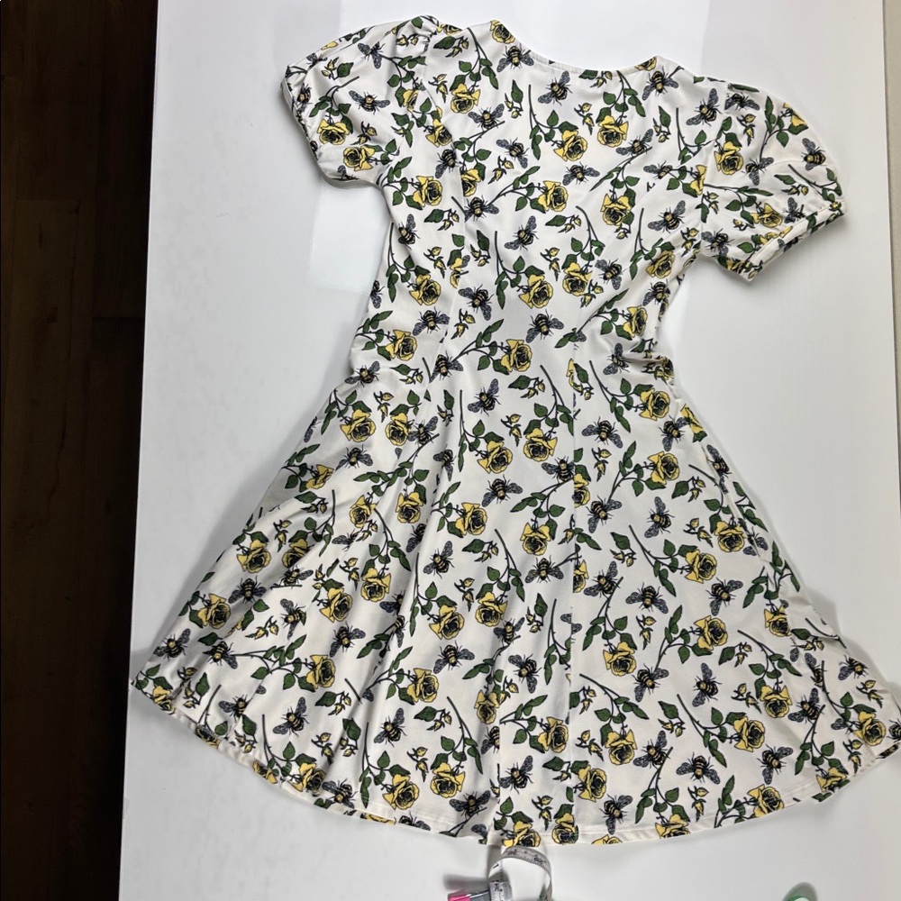 Bees 🐝 & Roses 🌹 EMPIRE DRESS - Picture 4 of 5